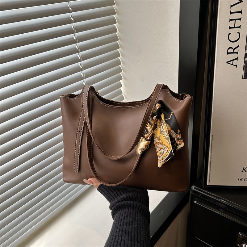 Ladies elegant tote bag with fine carrying strap and fashionable accessories