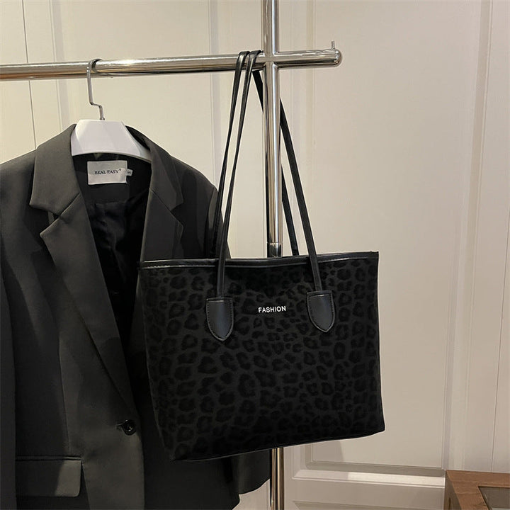 Women's elegant tote bag with stylish leopard print