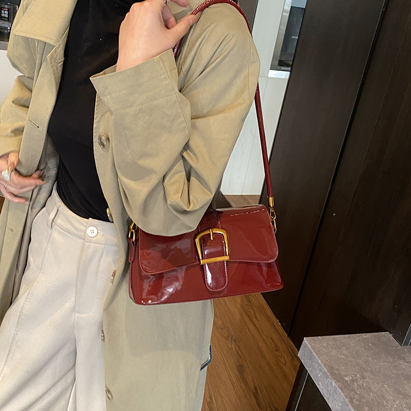 Women's shoulder bag with detachable strap and elegant closure