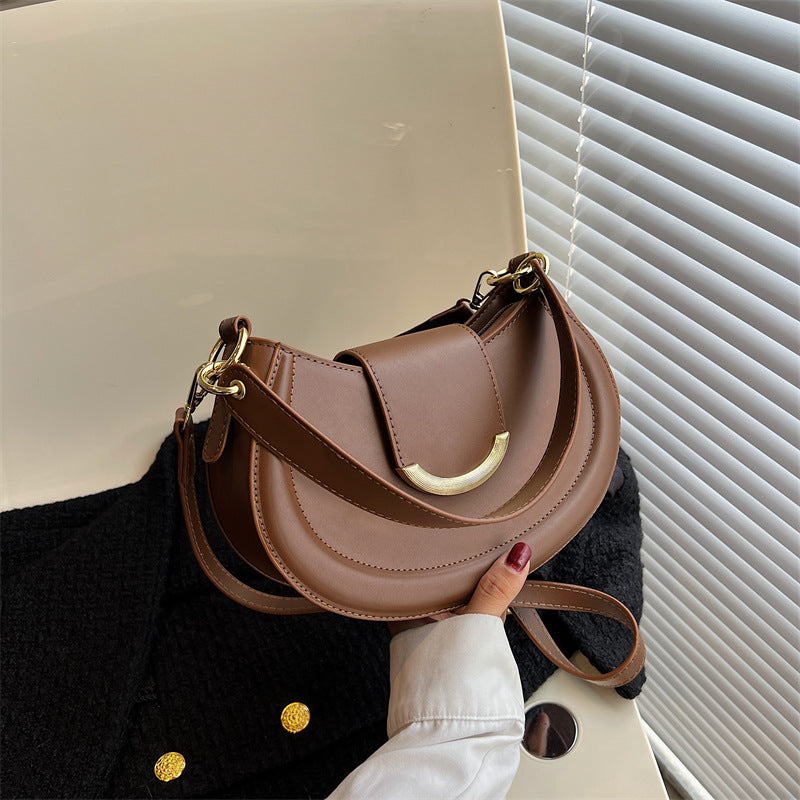 Ladies crossbody bag with elegant chain closure