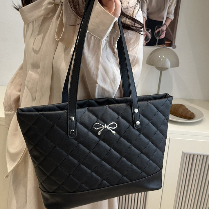 Women's elegant tote bag made of high-quality synthetic leather