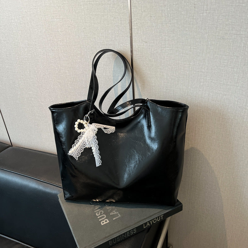 Women's stylish tote bag with practical inner pockets