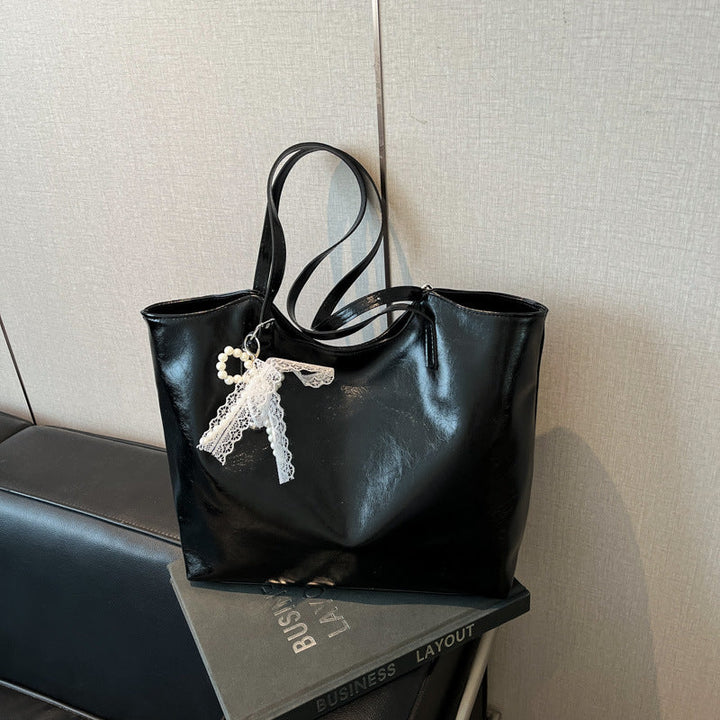 Women's stylish tote bag with practical inner pockets