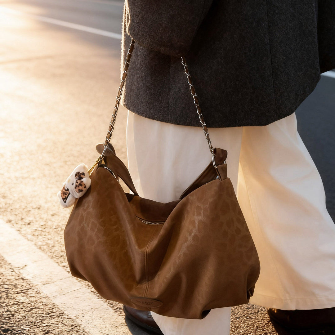 Ladies elegant hobo bag made of structured synthetic leather with detachable tag