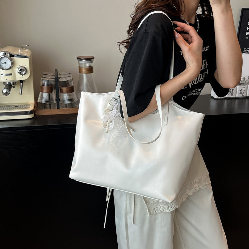 Women's stylish tote bag with practical inner pockets