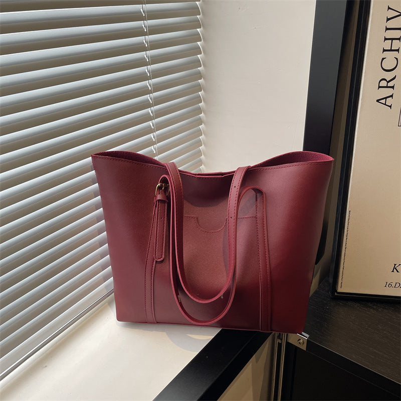 Women’s tote bag made of structured synthetic leather with a stylish detail