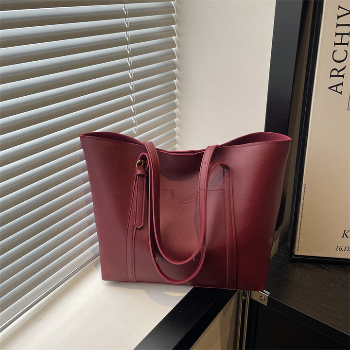 Women’s tote bag made of structured synthetic leather with a stylish detail