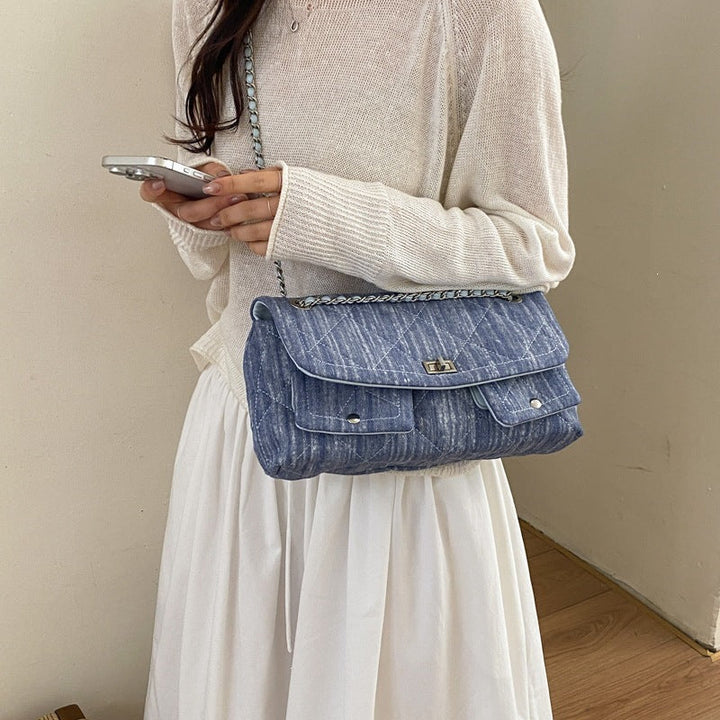 Women's quilted shoulder bag with fashionable chain accent