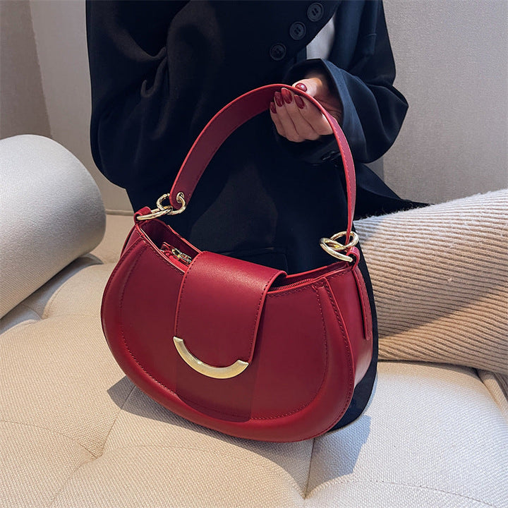 Ladies crossbody bag with elegant chain closure