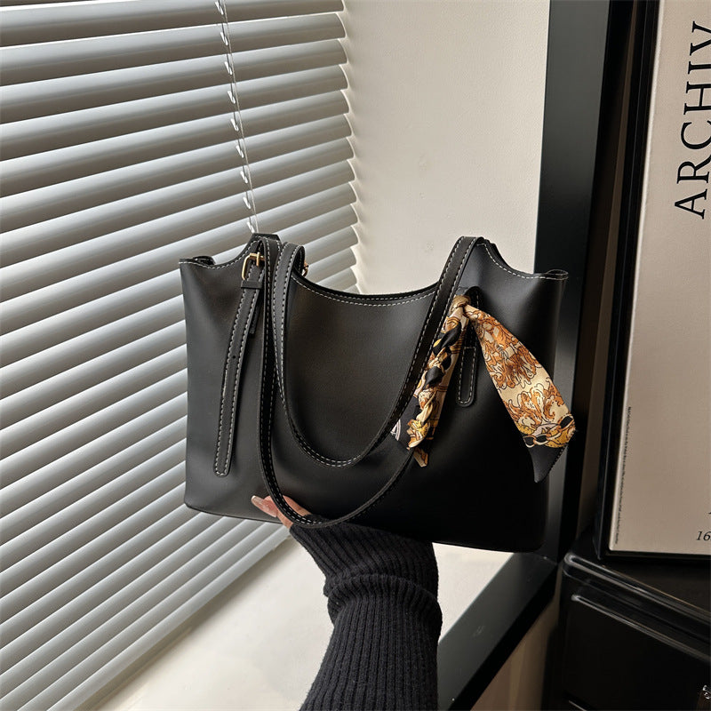 Ladies elegant tote bag with fine carrying strap and fashionable accessories