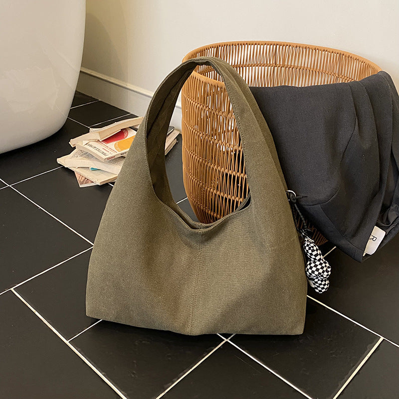 Women's fashionable tote bag with innovative carrying opening