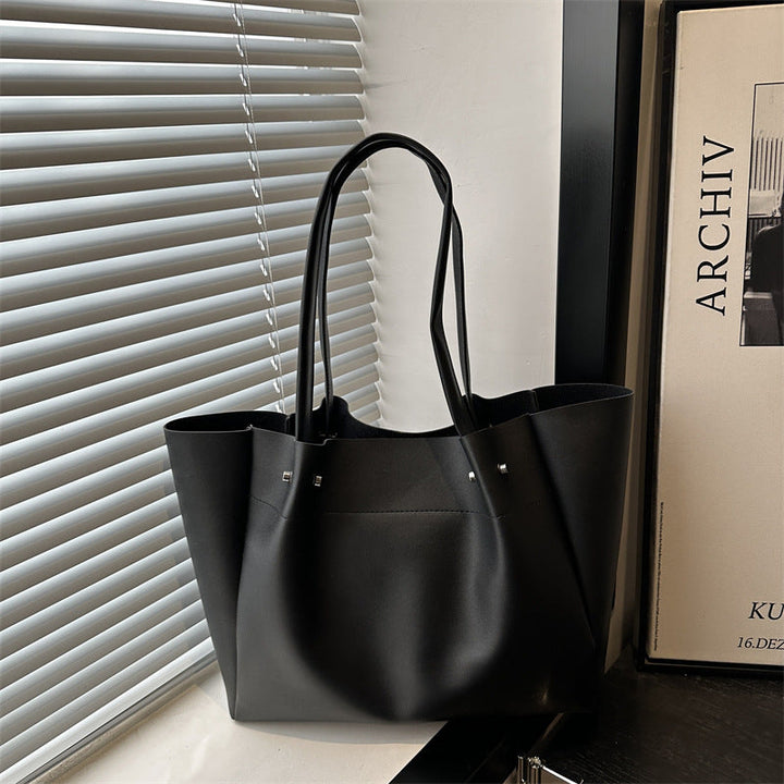Ladies tote bag with elegant minimalist structure and sturdy carrying handles