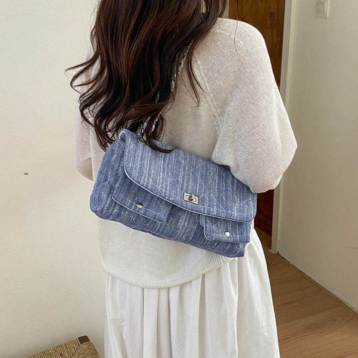 Women's quilted shoulder bag with fashionable chain accent