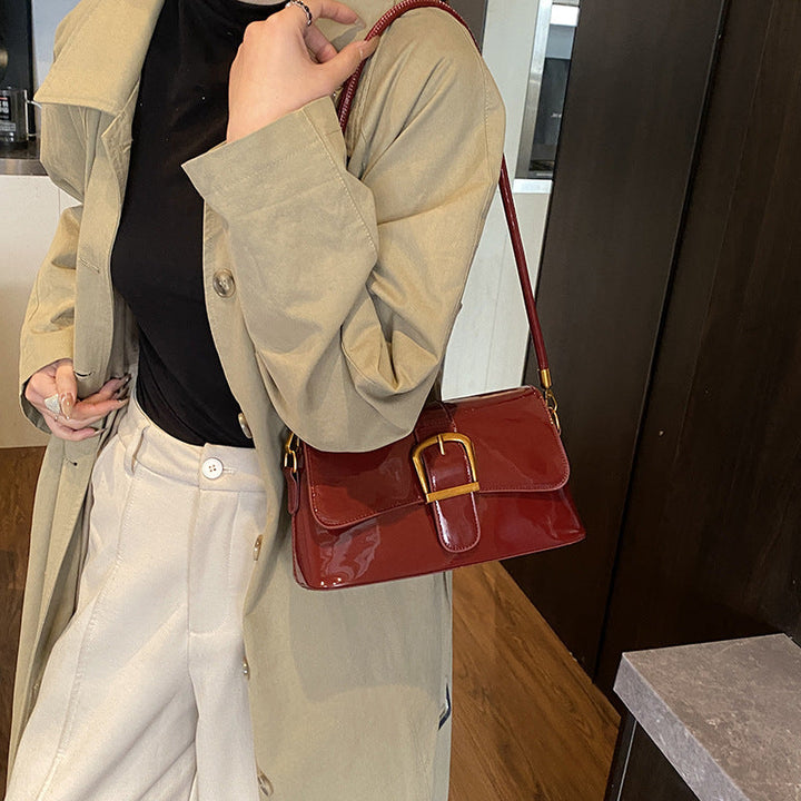 Women's shoulder bag with detachable strap and elegant closure