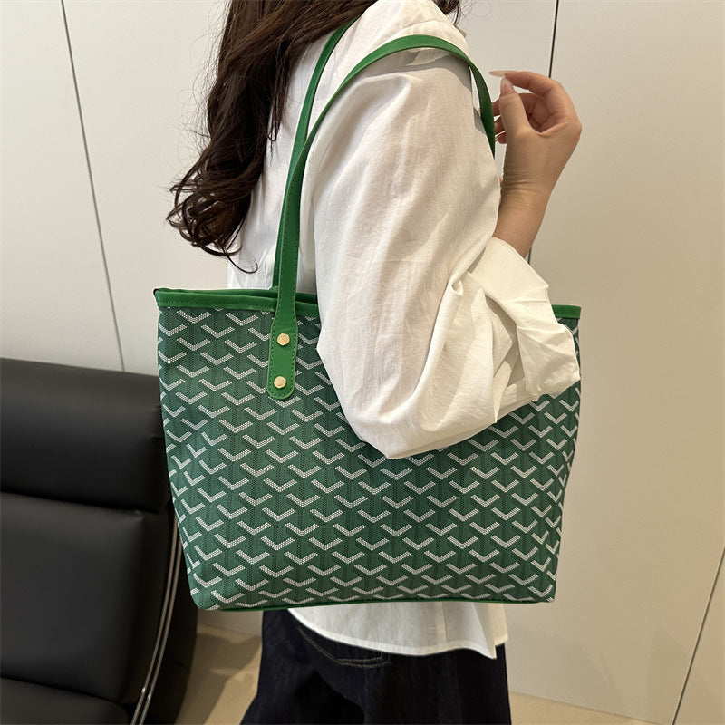 Women's stylish tote bag with fashionable pattern