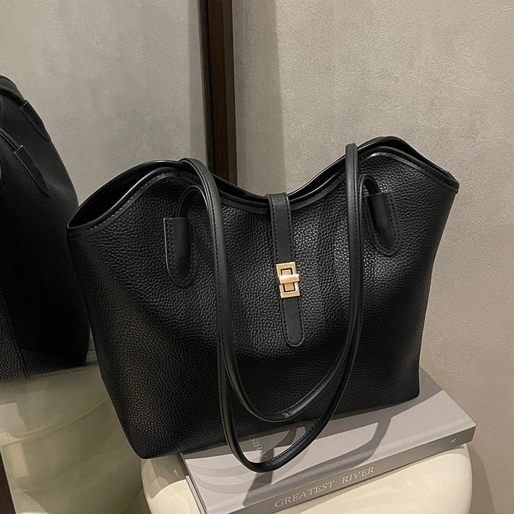 Ladies tote bag made of high-quality leather with elegant design
