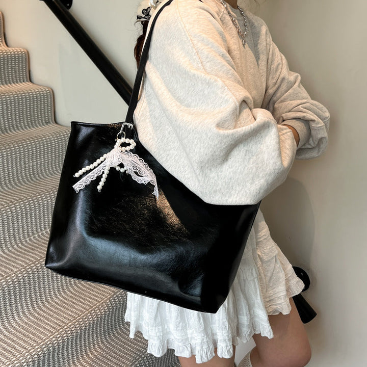 Women's stylish tote bag with practical inner pockets