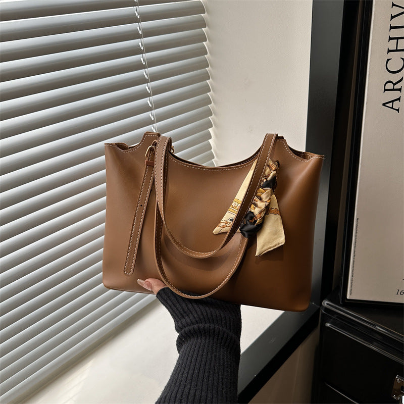 Ladies elegant tote bag with fine carrying strap and fashionable accessories