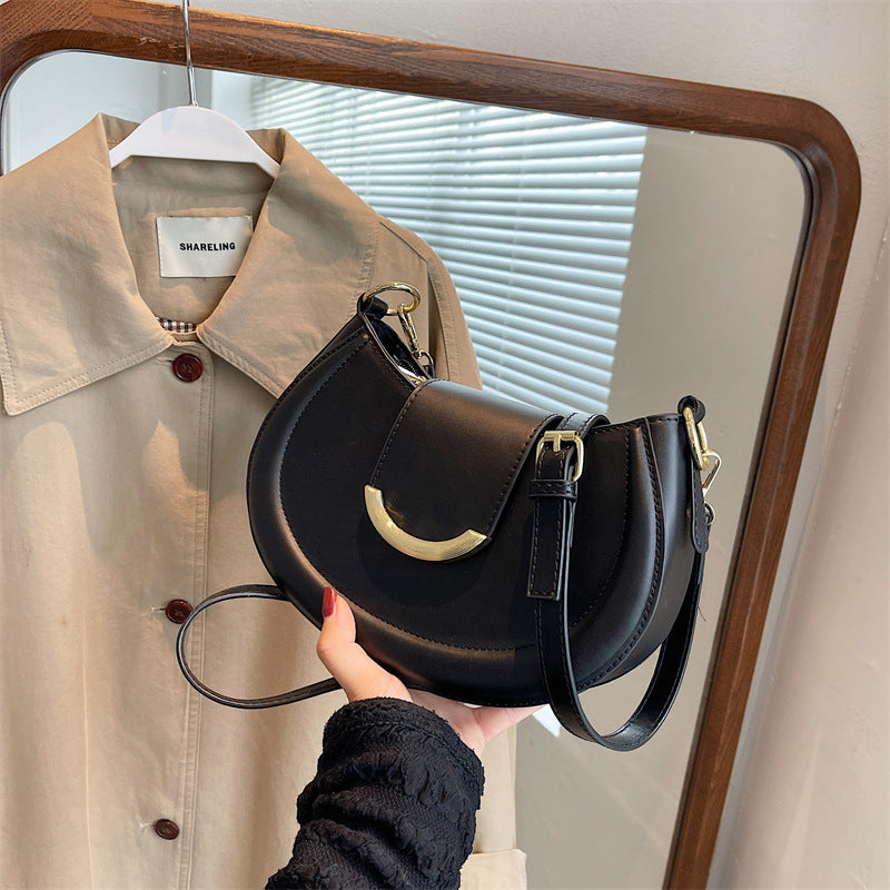 Ladies crossbody bag with elegant chain closure