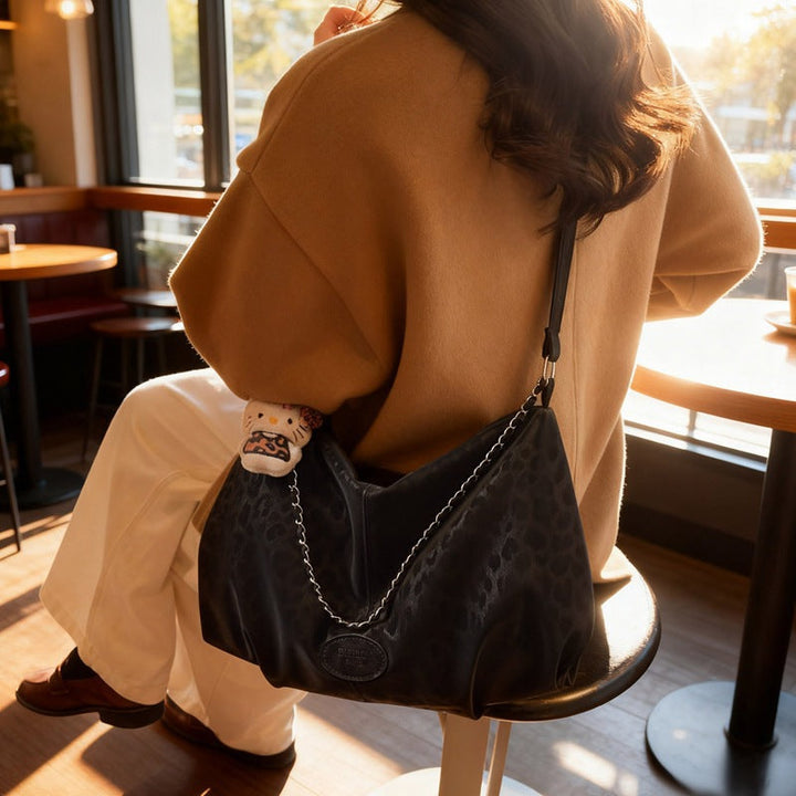 Ladies elegant hobo bag made of structured synthetic leather with detachable tag