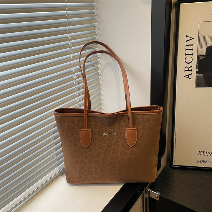 Ladies elegant tote bag with fashionable leopard pattern
