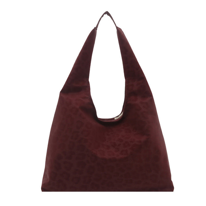 Women’s fashionable tote bag with striking shoulder strap