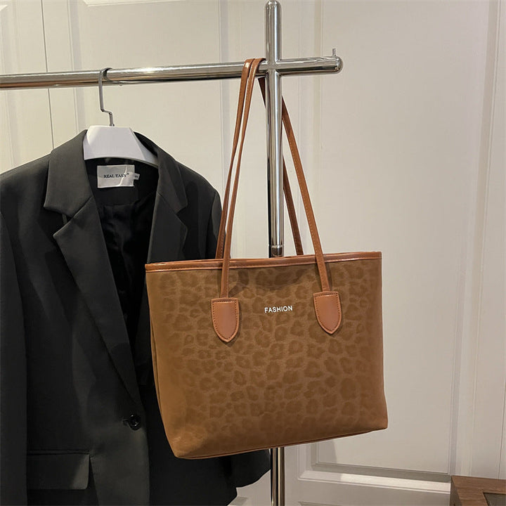 Women's elegant tote bag with stylish leopard print