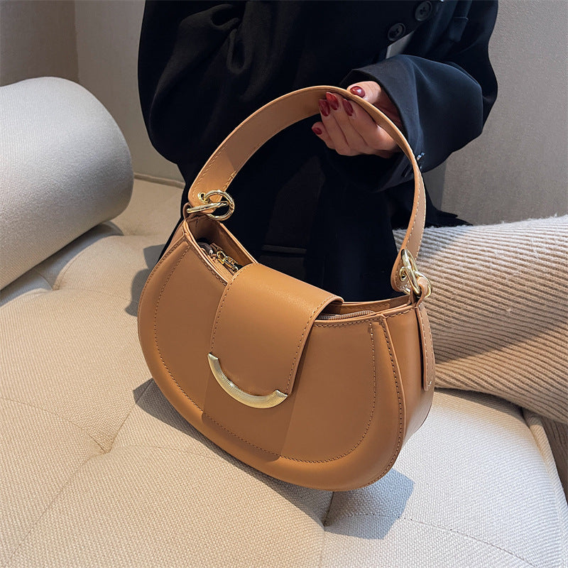 Ladies crossbody bag with elegant chain closure