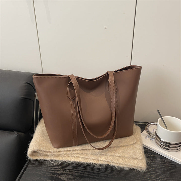 Women's elegant tote bag with minimalist structure