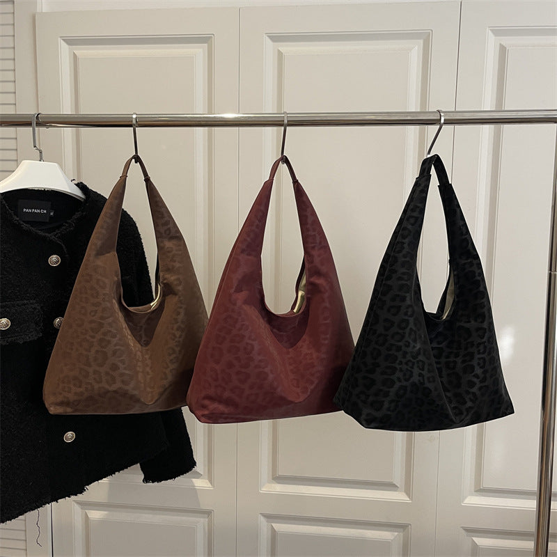 Women’s fashionable tote bag with striking shoulder strap