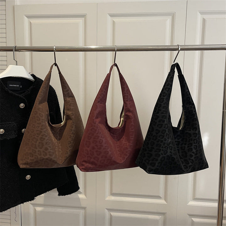 Women’s fashionable tote bag with striking shoulder strap