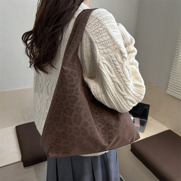 Women’s fashionable tote bag with striking shoulder strap