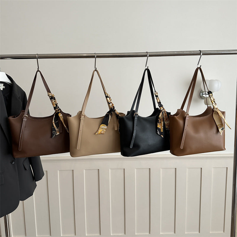 Ladies elegant tote bag with fine carrying strap and fashionable accessories