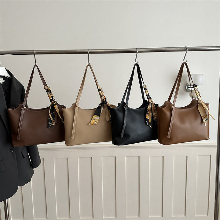 Ladies elegant tote bag with fine carrying strap and fashionable accessories