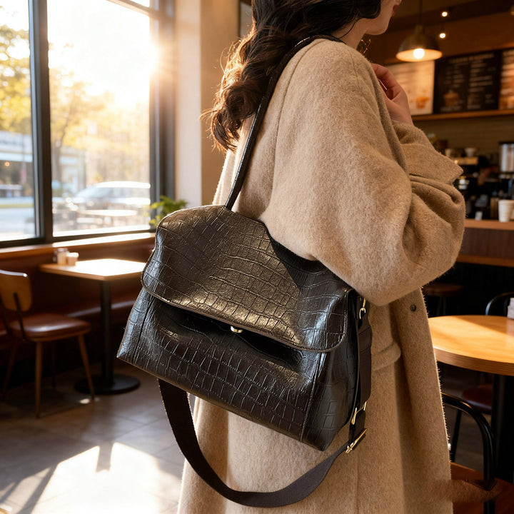 Women's shoulder bag in elegant crocodile look with adjustable shoulder strap