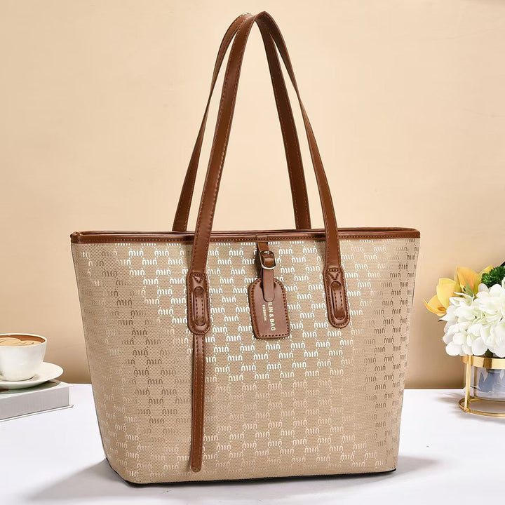 Women's tote bag with luxurious design and structured outer material