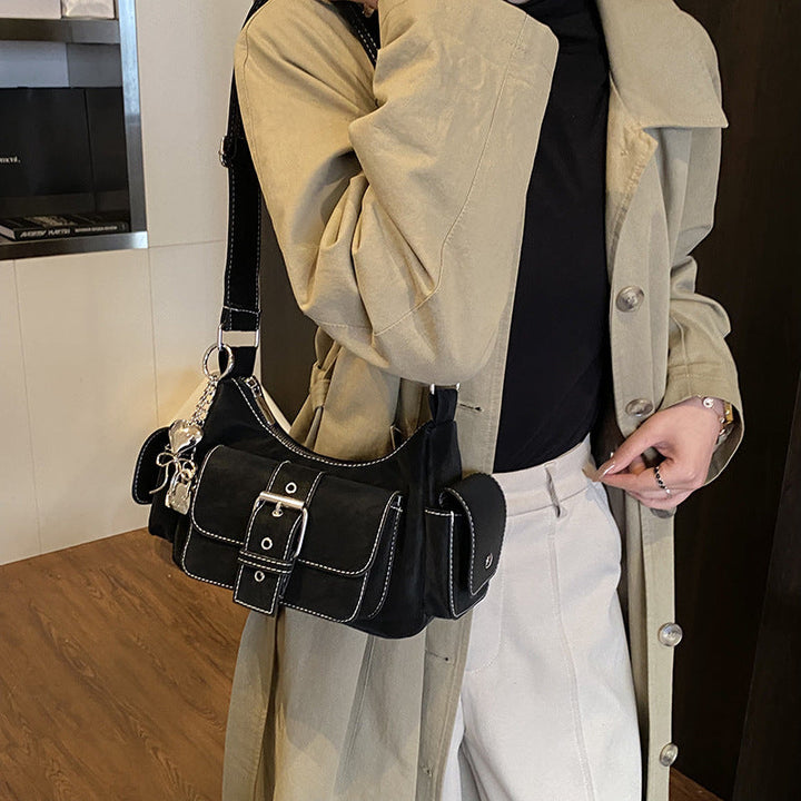 Women's shoulder bag in modern design with practical compartments