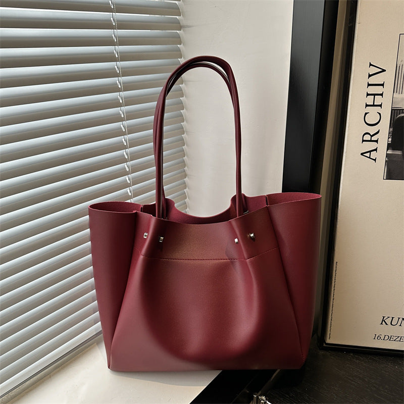 Ladies tote bag with elegant minimalist structure and sturdy carrying handles