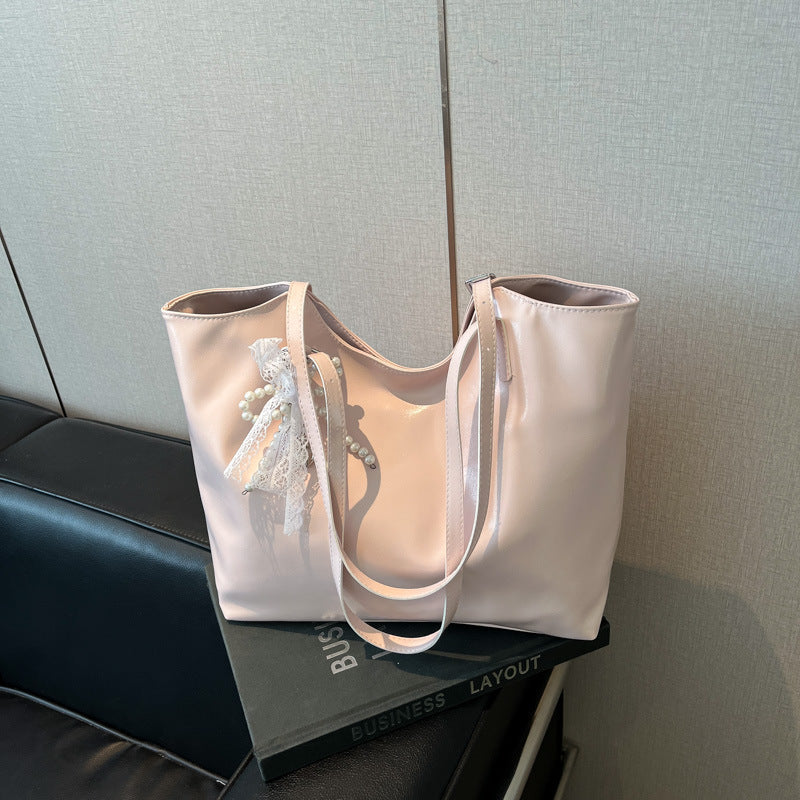 Women's stylish tote bag with practical inner pockets