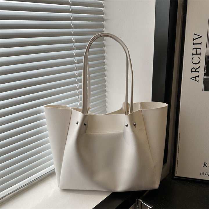 Ladies tote bag with elegant minimalist structure and sturdy carrying handles