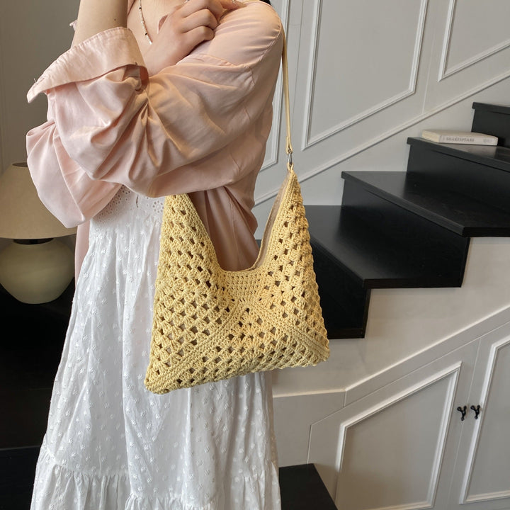Women's crochet shoulder bag with ergonomic strap