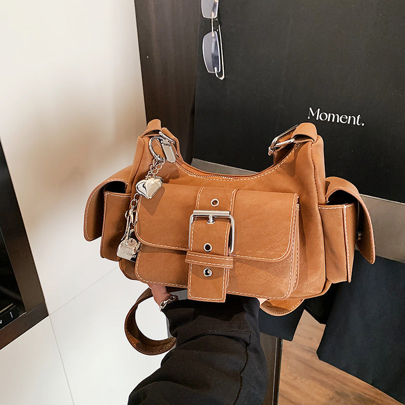 Women's shoulder bag in modern design with practical compartments