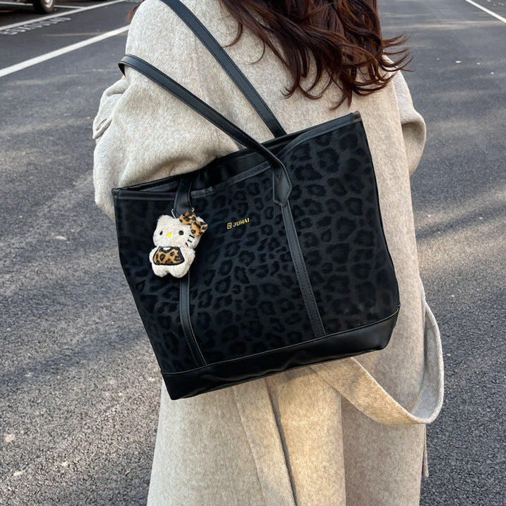 Women’s fashionable tote bag with leopard print and practical inner pocket