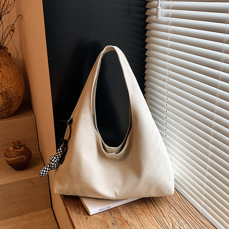 Women's fashionable tote bag with innovative carrying opening