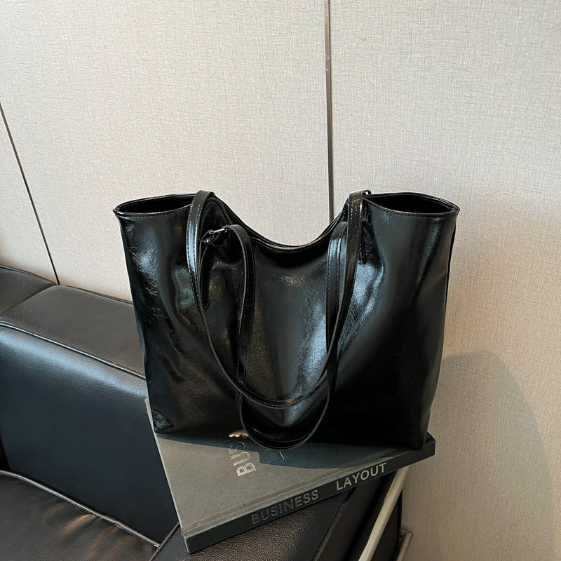 Women's stylish tote bag with practical inner pockets