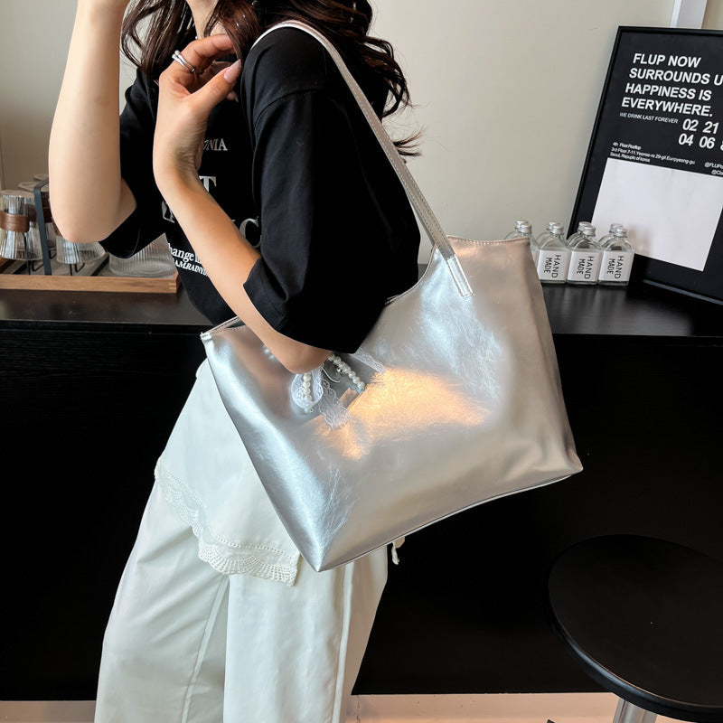 Women's stylish tote bag with practical inner pockets
