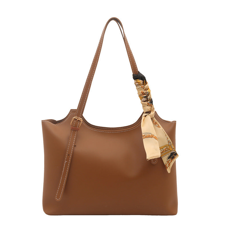 Ladies elegant tote bag with fine carrying strap and fashionable accessories