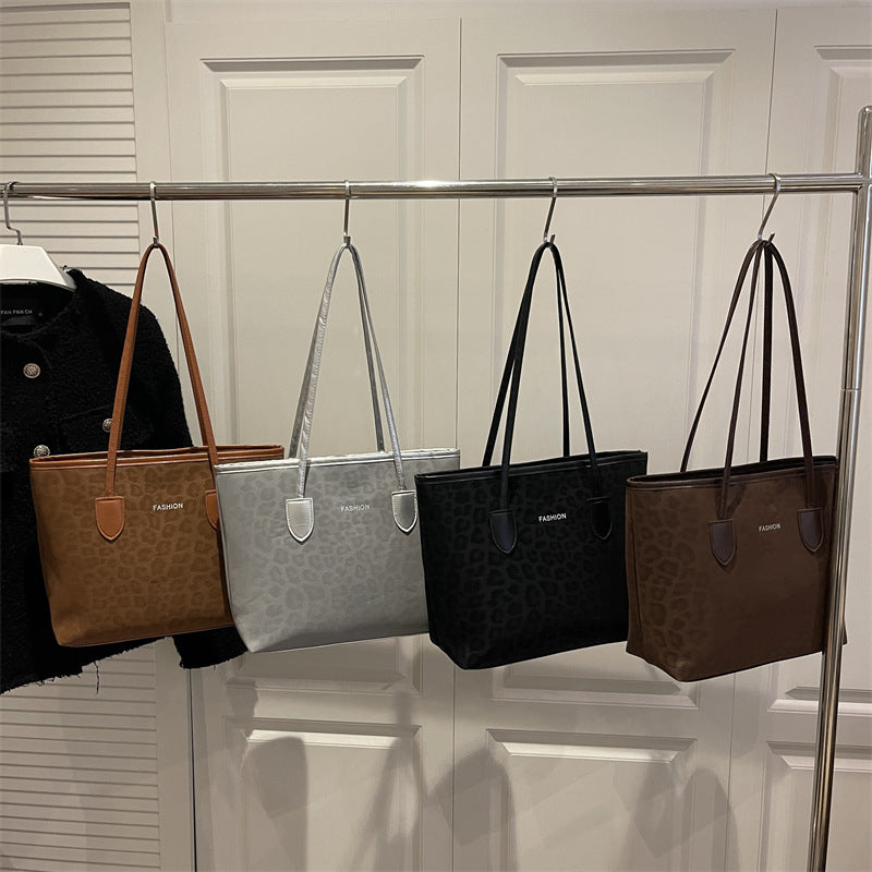 Ladies elegant tote bag with fashionable leopard pattern