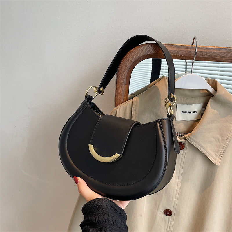Ladies crossbody bag with elegant chain closure