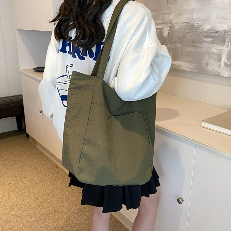 Women's casual tote bag with spacious design and practical inner pockets